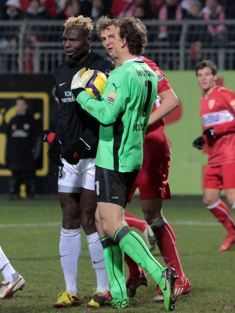 Jens Lehmann tritt dem Mainzer Aristide Bance auf den Fuß.