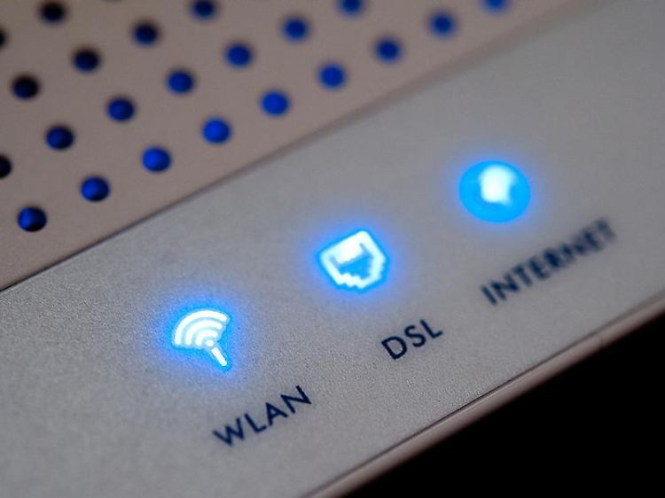 Wer sich nicht um ein sicheres WLAN-Passwort kümmert, macht sich unter Umständen strafbar. Zum Beispiel wenn der Nachbar über das eigene Netzwerk illegal Daten herunterlädt.