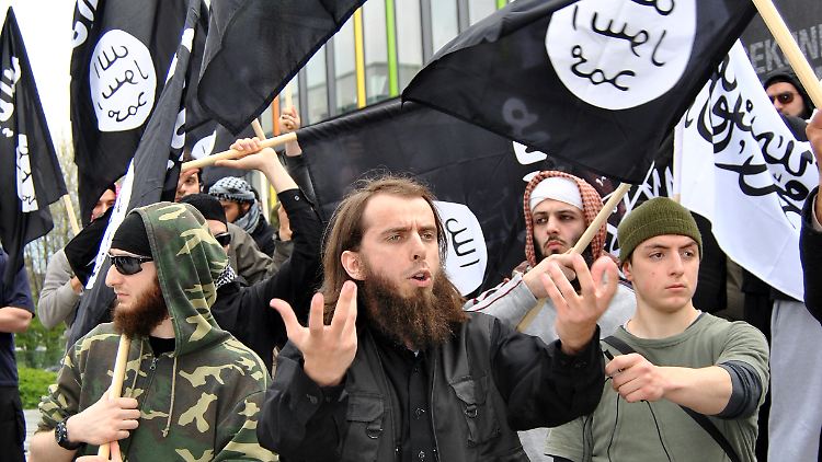 Bayerns Innenminister Herrman warnt vor der "massiven Werbekampagne" der Salafisten. 