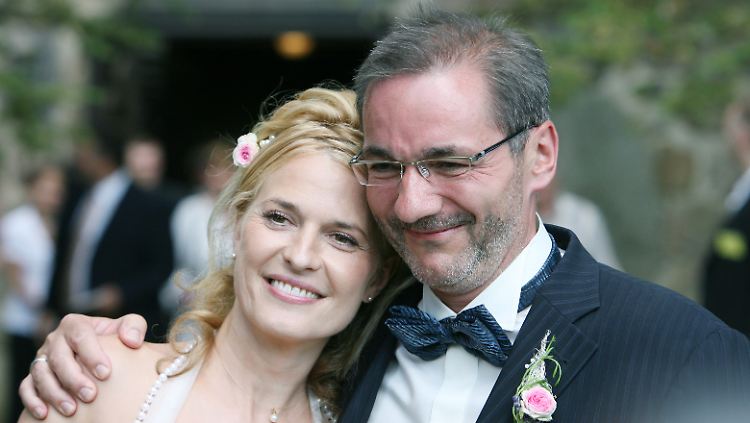 Platzeck und seine Frau Jeanette Jesorka nach ihrer Hochzeit im Juni 2008 in der Dorfkirche von Ringenwalde in der Uckermark.
