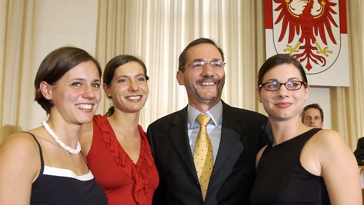 Nach der Vereidigung als Ministerpräsident 2002: Platzeck mit seinen Töchtern.