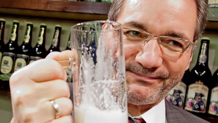 Auf der Grünen Woche in Berlin trinkt Platzeck ein Glas Neuzeller Kartoffelbier.