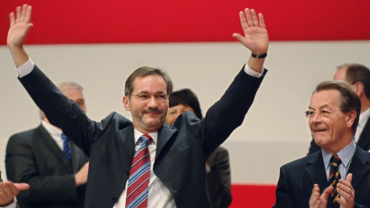 Auf dem Bundesparteitag der SPD in Karlsruhe wird Platzeck auch von seinem Vorgänger Franz Müntefering (r.) beklatscht.