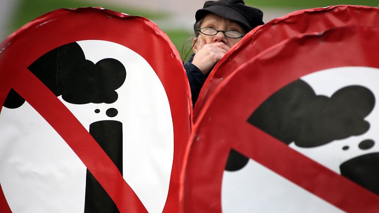 Viele Deutsche fordern strengere Klimaschutzregeln - so wie hier bei einer Demonstration vergangene Woche in Düsseldorf.