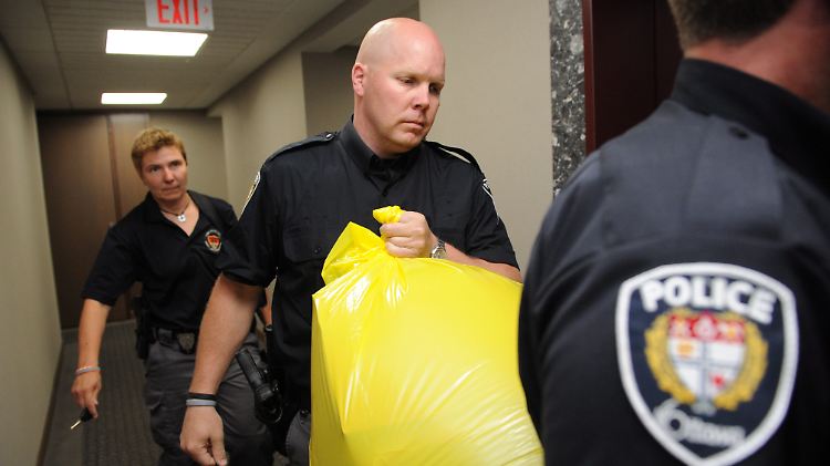 Die Polizei in Ottawa stellt die Leichenteile sicher.