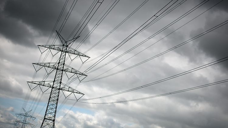 Vier lange Stromautobahnen müssen in den nächsten zehn Jahren quer durch Deutschland gebaut werden, um das Abschalten der Atomkraftwerke aufzufangen.