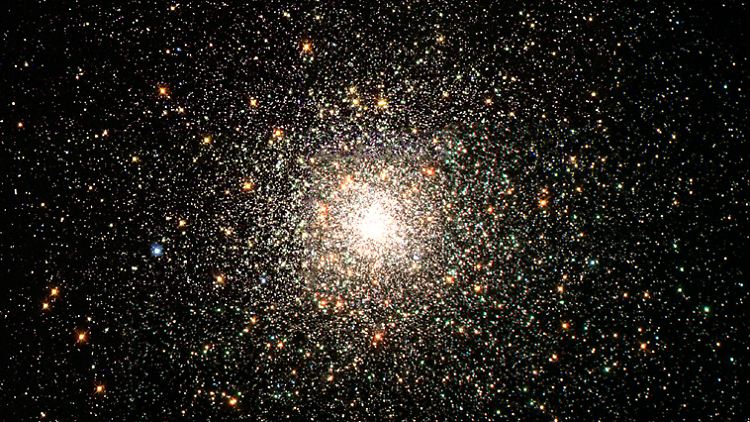 Die riesigen Kugelsternhaufen sind kaum jünger als das Universum selbst. Ihr Alter beträgt 13,5 Milliarden Jahre.