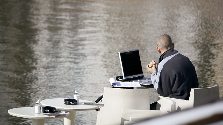 Wer einen Onlinekurs besucht, kann arbeiten wo und wann er möchte.
