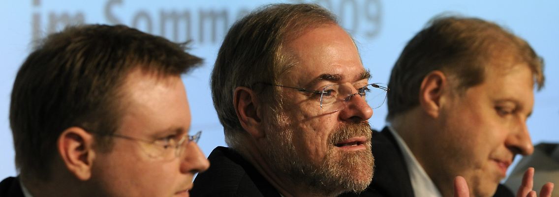 Wissenschaft und Bilanzierung sind zwei Paar Stiefel: Im Bild erläutert DIW-Präsident Klaus Zimmermann (mitte) mit Kollegen die "Grundlinien der Wirtschaftsentwicklung".