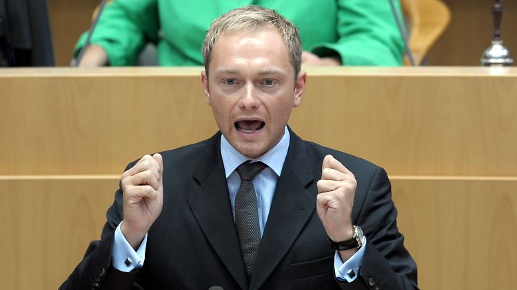 Christian Linder bei einer Rede im Düsseldorfer Landtag. Er ist seit 2004 Generalsekretär der FDP in Nordrhein-Westfalen.