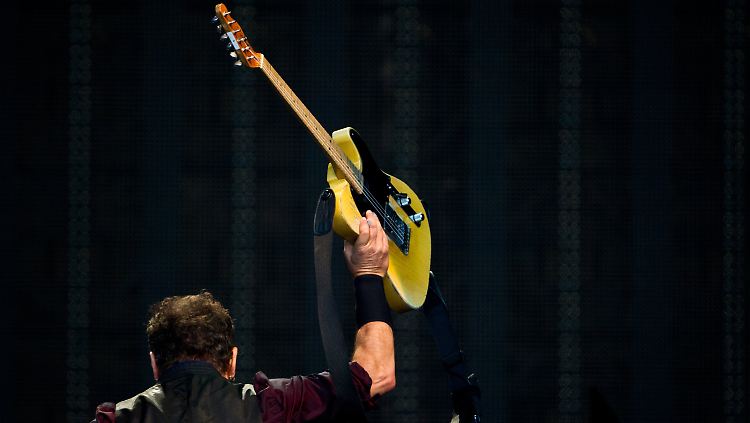 "Gutennabendberlin!!!!!" Der Boss spricht deutsch mit Spickzettel, and we love him!