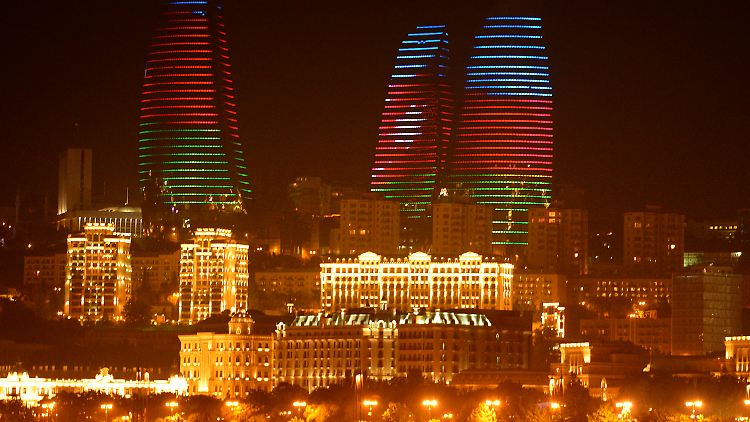 Die "Flame Towers" in Baku in den Farben von Aserbaidschan.