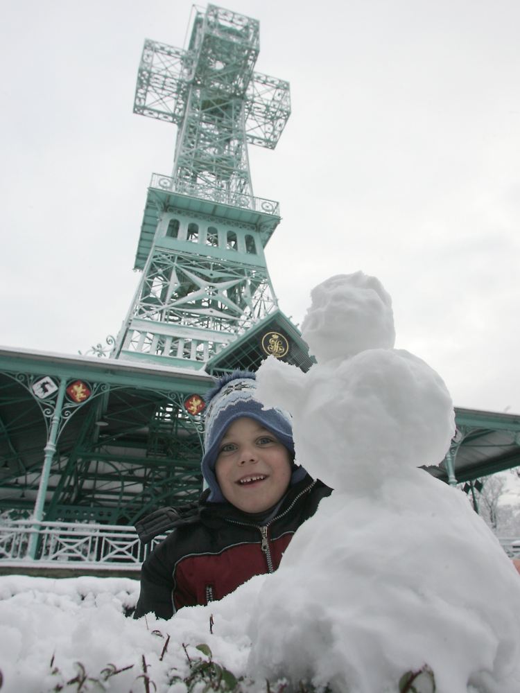 Winterspaß: Schneemann unterhalb des Josephskreuzes auf dem Großen Auerberg nahe dem Harzstädtchen Stolberg.