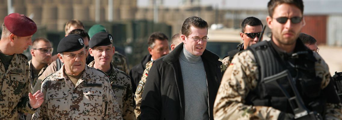 Welche Informationen lagen wann vor? Diese Frage muss Guttenberg dringend beantworten (hier bei einem Besuch in Afghanistan Anfang Dezember).