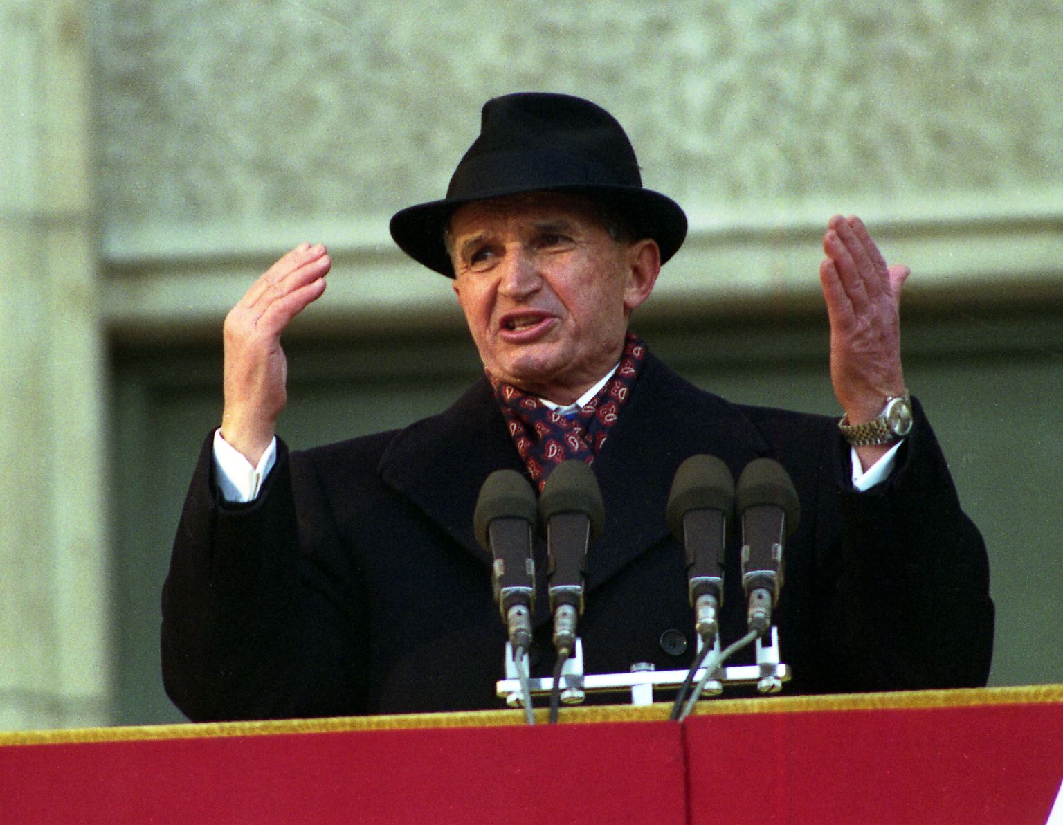 Diktator Nicolae Ceausescu regiert die Sozialistische Republik Rumänien mit eiserner Hand. Er verweigert sich jeglichen Reformen. Seine Herrschaft wird durch eine blutige Revolution beendet. 