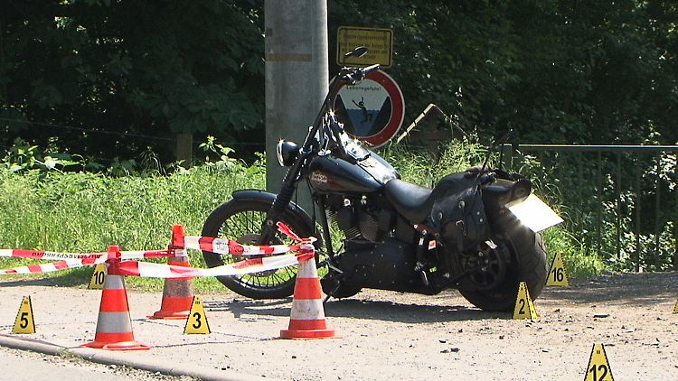Der Tatort mit der ordentlich abgestellten Harley.