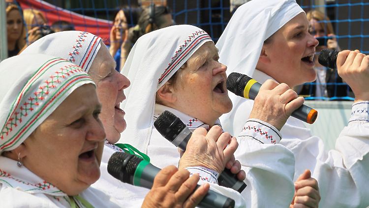 Von Russland gelernt: Der ostpolnische Frauenchor "Jarzebina" singt den EM-Song "Ko ko, Euro spoko".