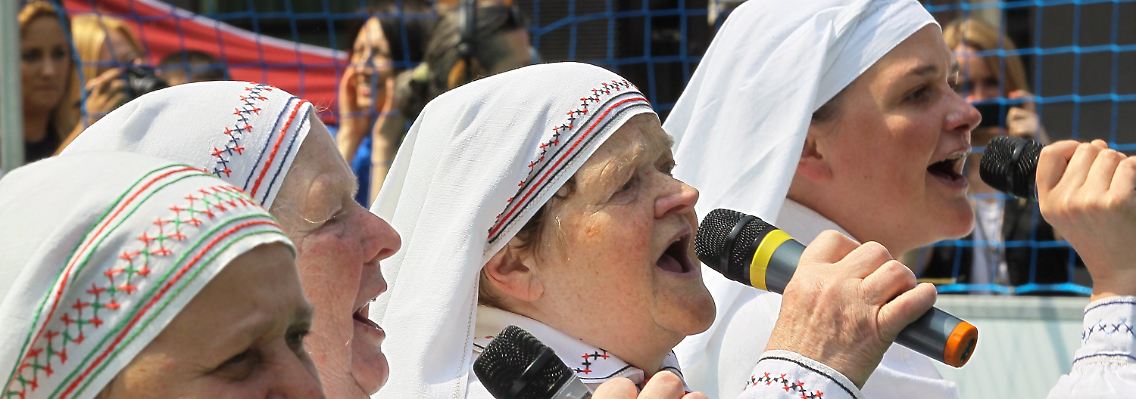 Von Russland gelernt: Der ostpolnische Frauenchor "Jarzebina" singt den EM-Song "Ko ko, Euro spoko".