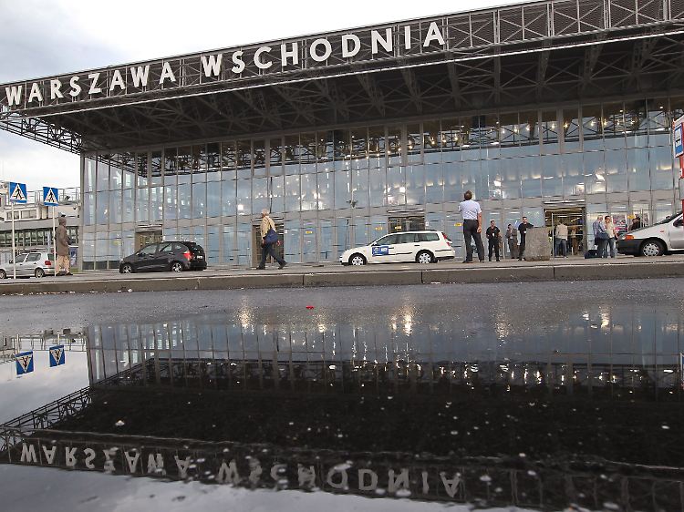 Endstation des Berlin-Warszawa-Express: Der Ostbahnhof in Warschau. Hier können die Deutschen schon Hausschuhe erwerben.