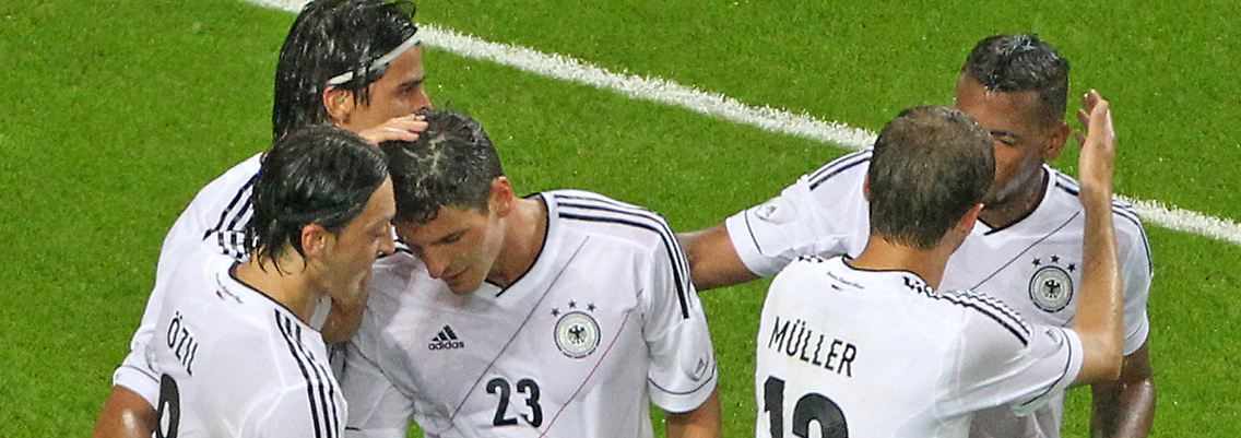 Jubel und Trubel: Mario empfängt nach seinem Tor den Dank seiner Kollegen.