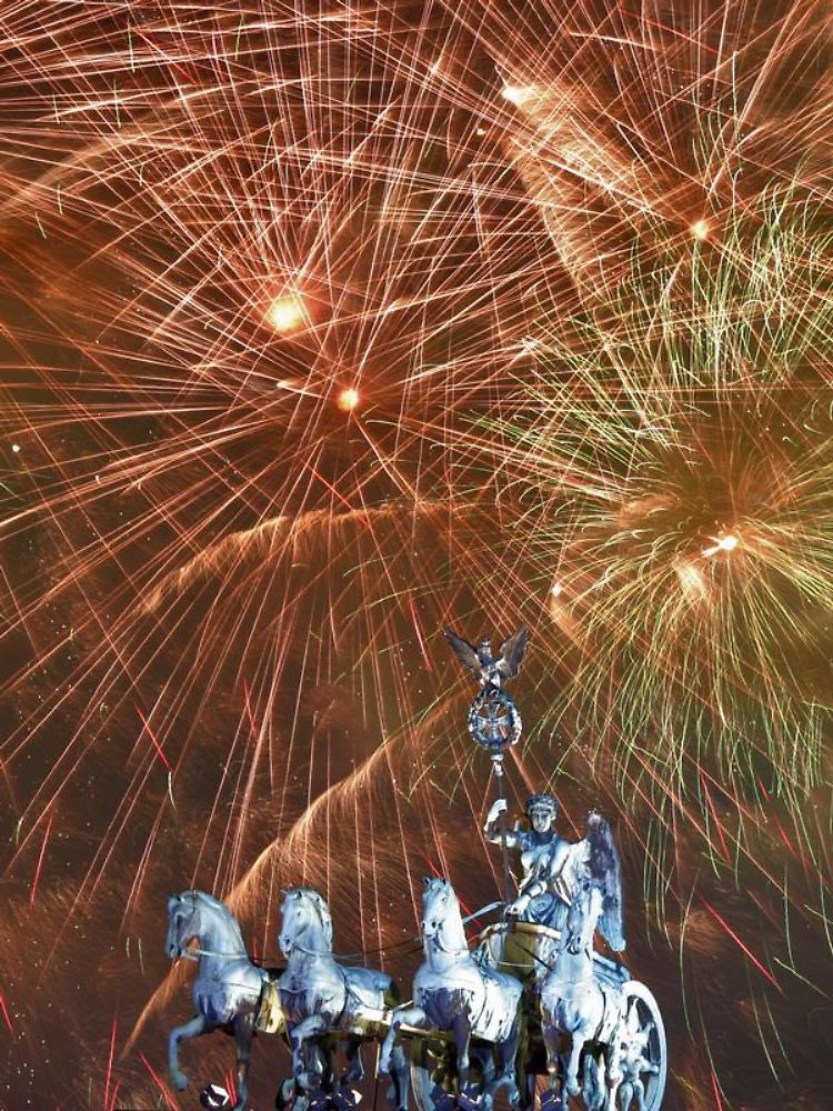 Feuerwerk über der Quadriga am Brandenburger Tor in Berlin.