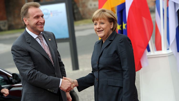 Beim Ostseeratsgipfel in Stralsund konnte Merkel nur den russischen VizepremierministerIgor Schuwalow begrüßen. Putin ließ sich entschuldigen.