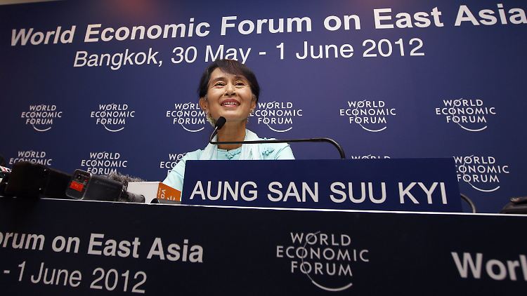 Die erste Auslandsreise Aung San Suu Kyi führte die Politikerin nach Thailand zu einem Asiatischen Wirtschaftsforum.