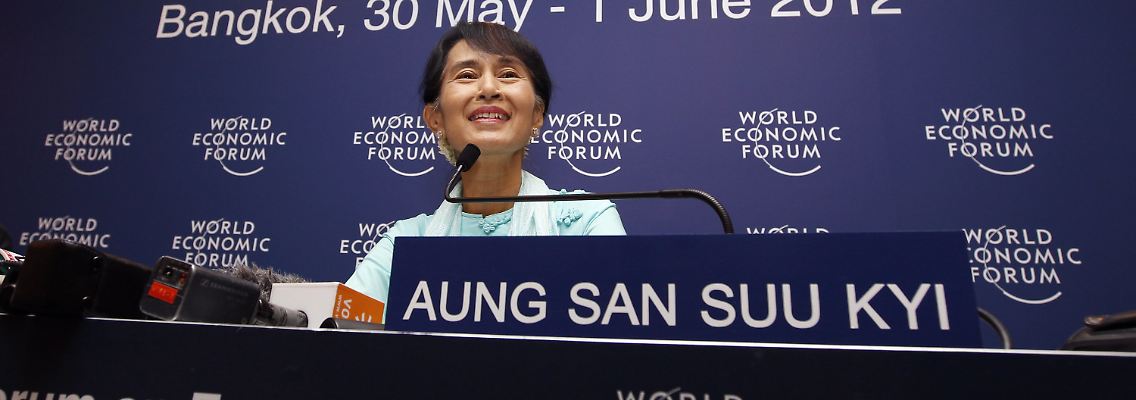 Die erste Auslandsreise Aung San Suu Kyi führte die Politikerin nach Thailand zu einem Asiatischen Wirtschaftsforum.