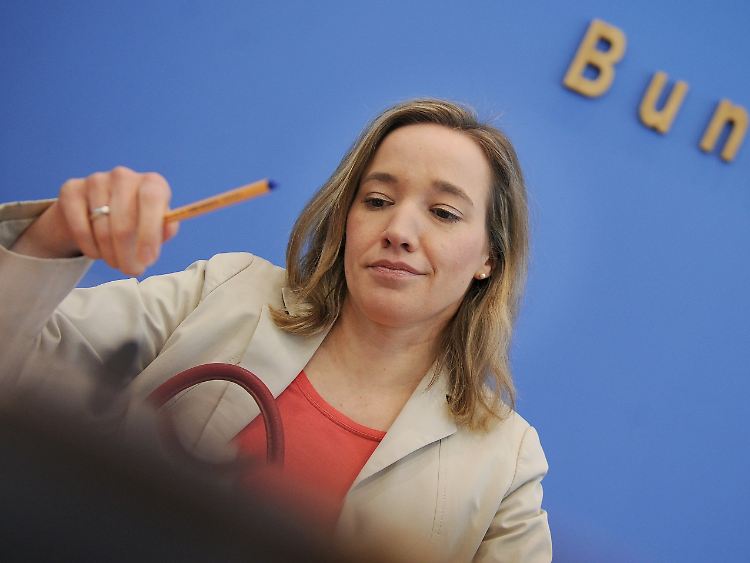 Mit dem Gesetzentwurf von Kristina Schröder (CDU) sind ihre Kollegen nicht einverstanden.
