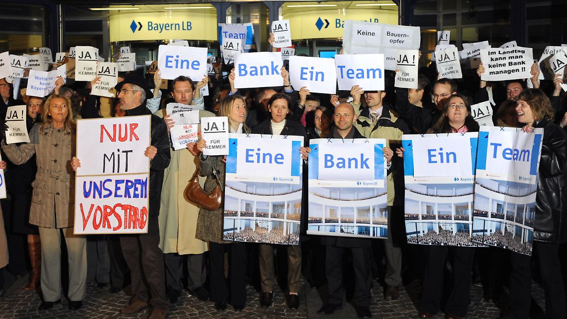 Oktober 2008: Vorstand und Mitarbeiter Seit an Seit.