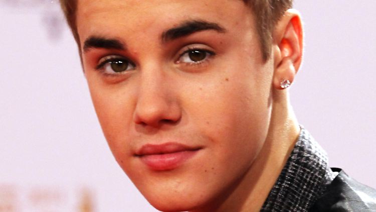 Bieber gegen Scheibe: Dieses Mal hat der Teenie-Star verloren.