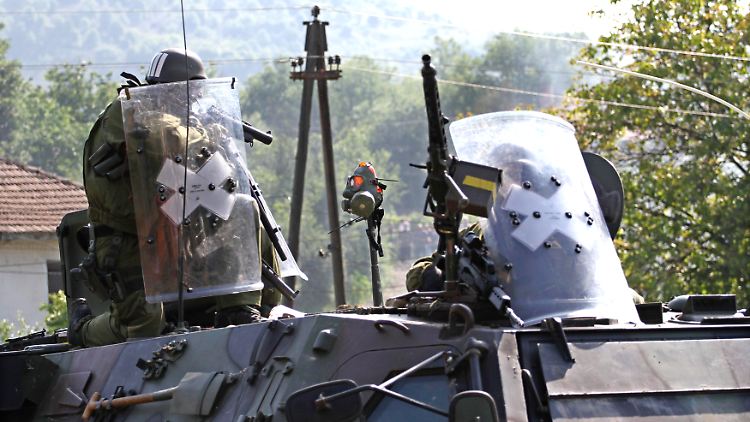 Deutsche KFOR-Soldaten im Gefecht mit Serben.