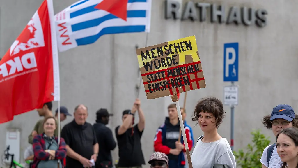 Demonstranten-protestieren-gegen-die-Plaene-zum-Bau-eines-Ein-und-Ausreisezentrums-am-Flughafen-BER-in-Schoenefeld-Fluechtlings-Organisationen-sprechen-auch-von-einem-Abschiebegefaengnis