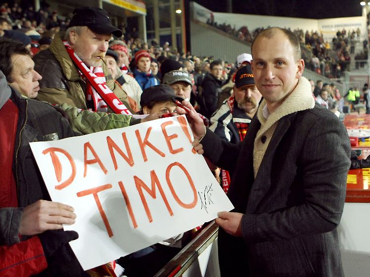 Der langjährige Spieler und Kapitän von Energie Cottbus Timo Rost wird in der Halbzeit von den Fans verabschiedet.