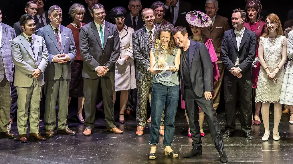 Stephan-Maerki-wird-zum-Ende-der-aktuellen-Spielzeit-vom-Publikum-dem-Ensemble-und-den-Mitarbeitern-als-Intendant-des-Staatstheaters-Cottbus-verabschiedet