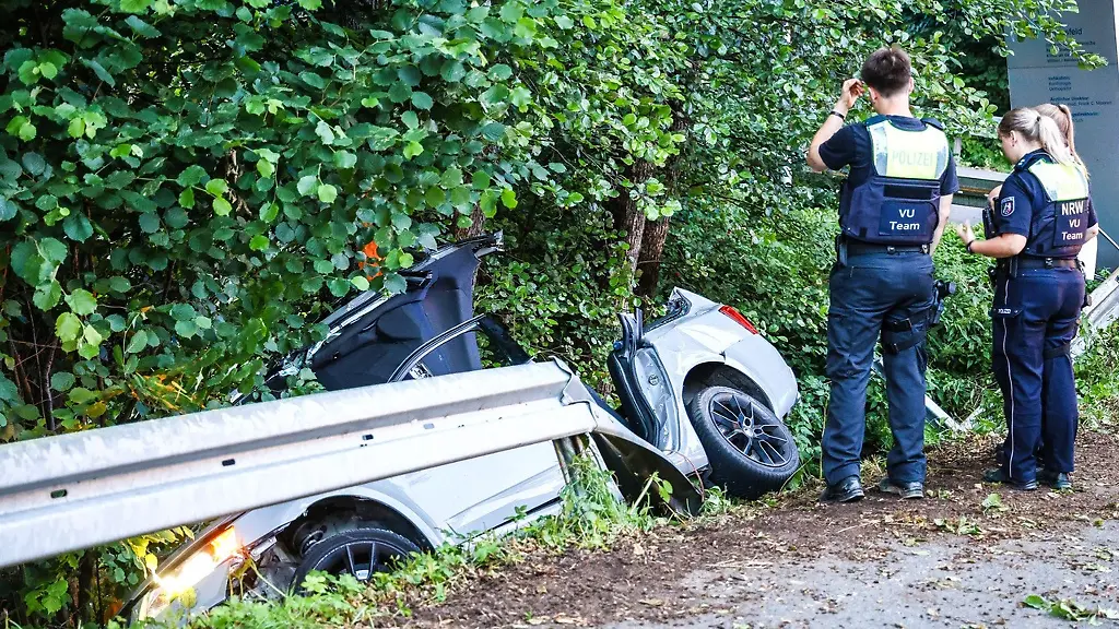 Der-27-jaehrige-Fahrer-konnte-schwer-verletzt-aus-dem-Auto-befreit-werden