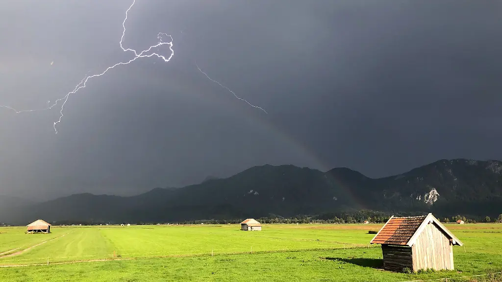 Gewitter-Hagel-Starkregen-und-Sonne-all-das-haelt-das-Sommerwetter-fuer-Menschen-in-Bayern-in-den-naechsten-Tagen-parat