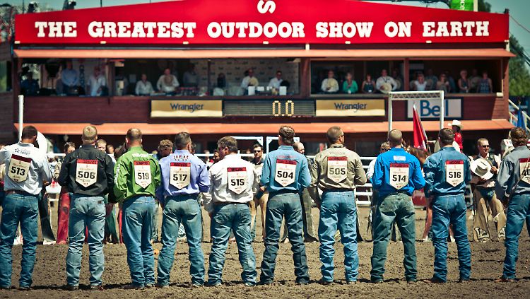 Harte Männer: Die Rodeoreiter stellen bei der Stampede ihr Können unter Beweis.