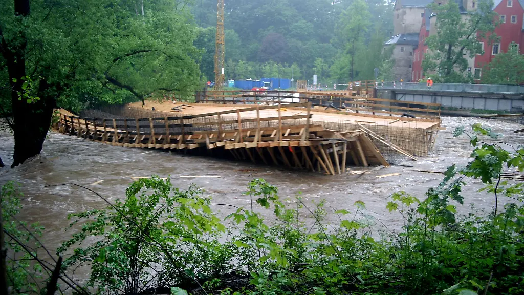 Die-Zwickauer-Mulde-wurde-zuletzt-2013-von-einem-starken-Hochwasser-heimgesucht-und-soll-besser-gesichert-werden-Archivbild