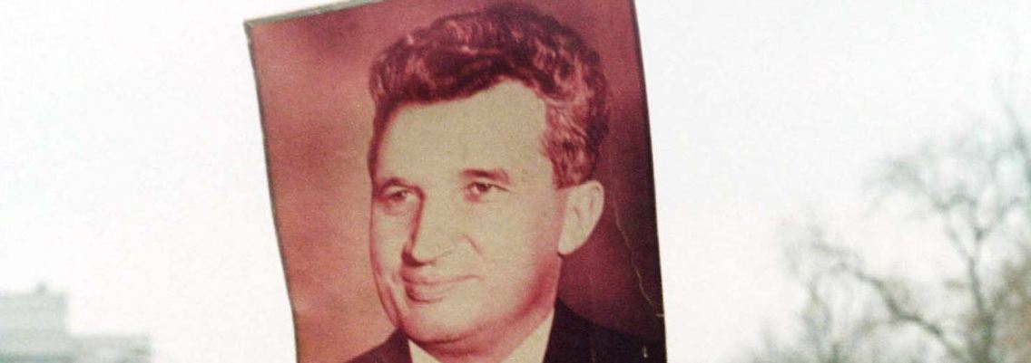 Da Ceausescu die Einwohnerzahl Rumäniens steigern wollte, waren Abtreibungen, Verhütung und schulische Aufklärung strengstens verboten.