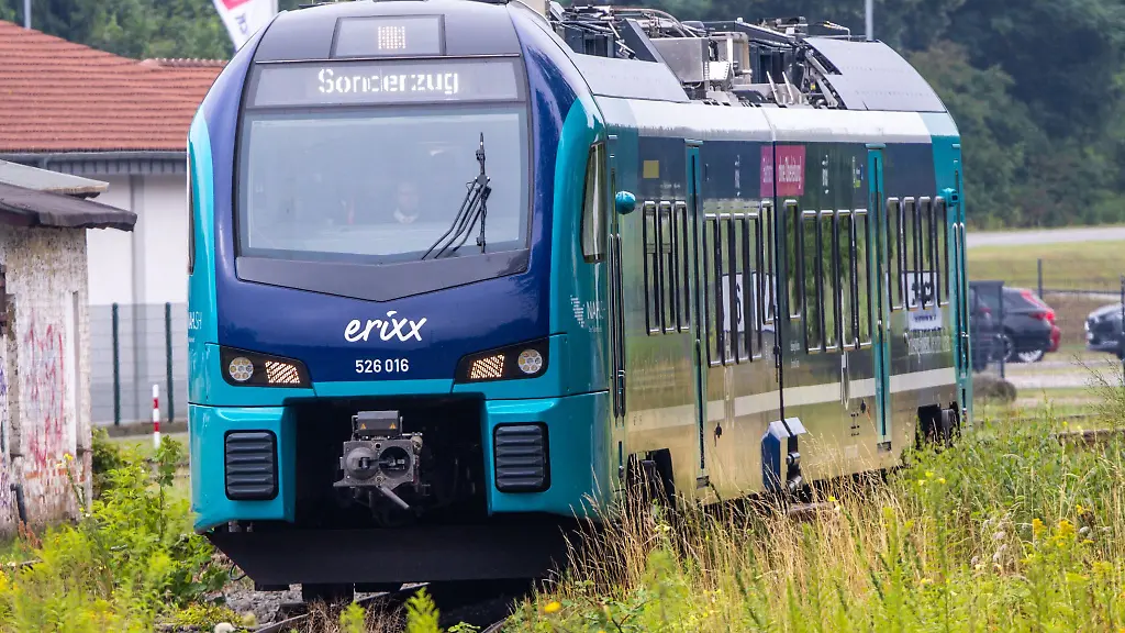 Batterie-Zuege-sollen-kuenftig-auch-in-Mecklenburg-Vorpommern-rollen-Die-Deutsche-Bahn-will-ab-2026-derartige-Zuege-im-Nordosten-einsetzen-die-Odeg-ab-Ende-2027