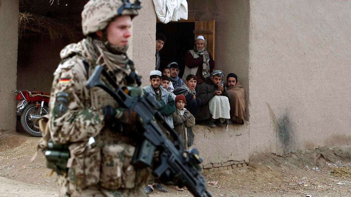Ein Bundeswehrsoldat bei einer Patrouille in einem Außenbezirk von Kundus.