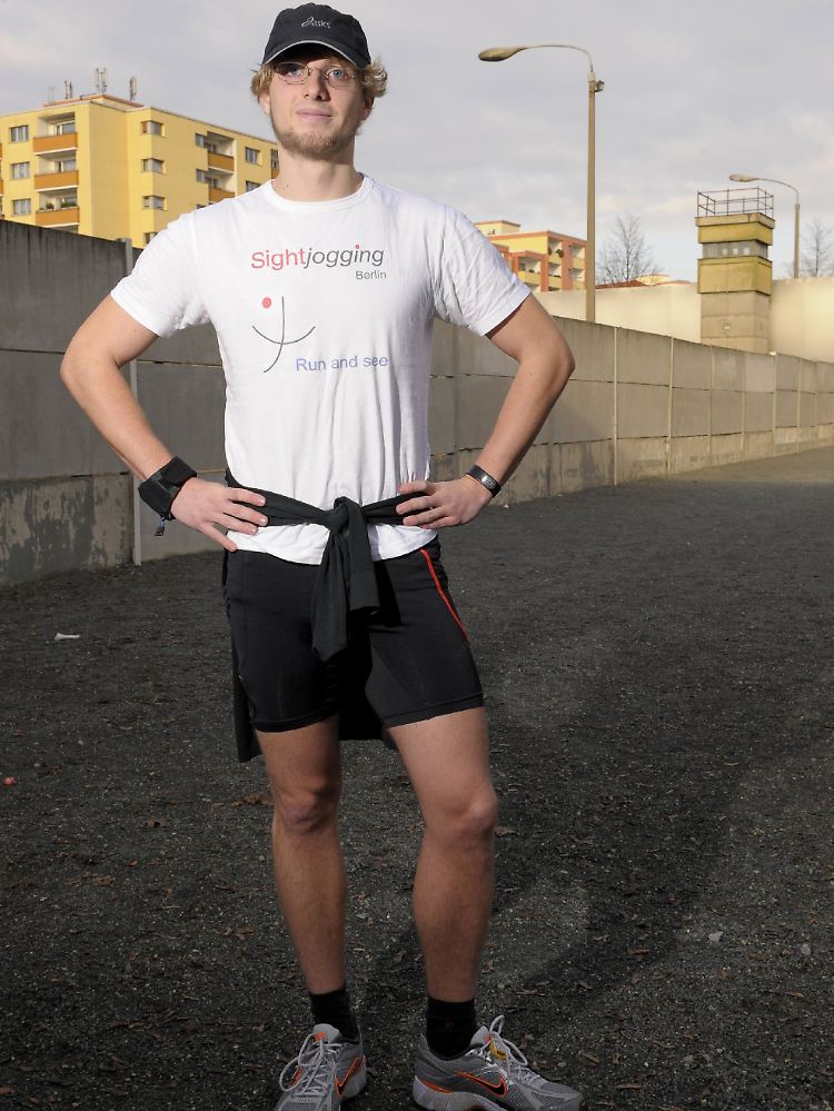 Der Sportstudent und Tourguide von "Sightjogging", Philipp Weyers an der Mauergedenkstätte Bernauer Straße.
