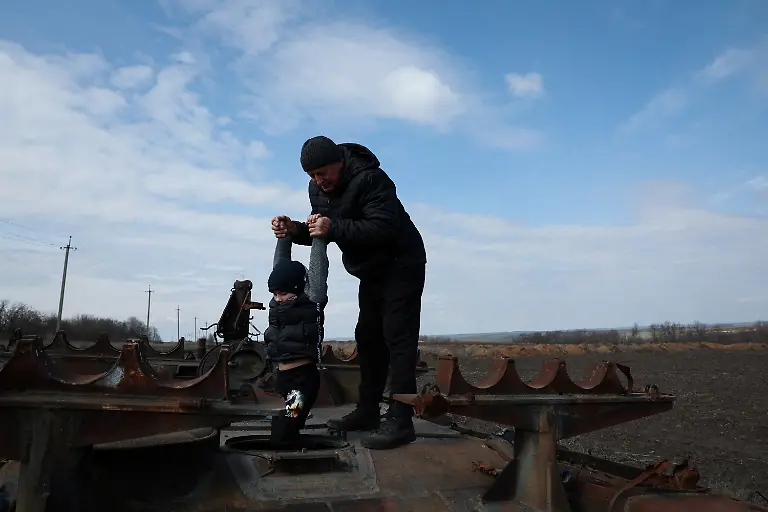 2025-07-10T135045Z-1572269105-MRPRC2MVDA7P8QG-RTRMADP-3-UKRAINE-CRISIS-CHILDREN-KALYNOVE