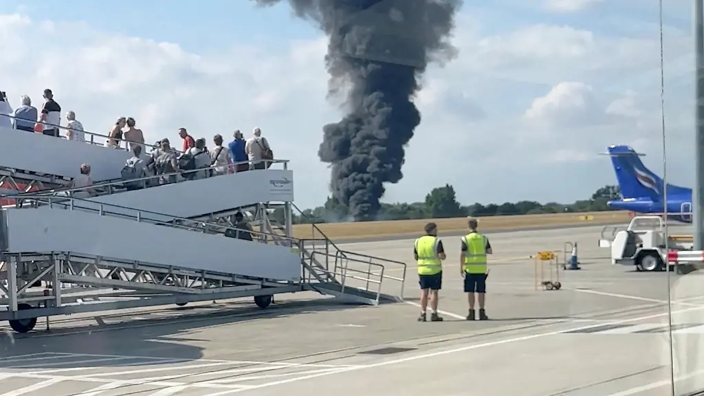 2025-07-13T232123Z-556356057-RC2YLFAAFIB0-RTRMADP-3-BRITAIN-CRASH-SMOKE