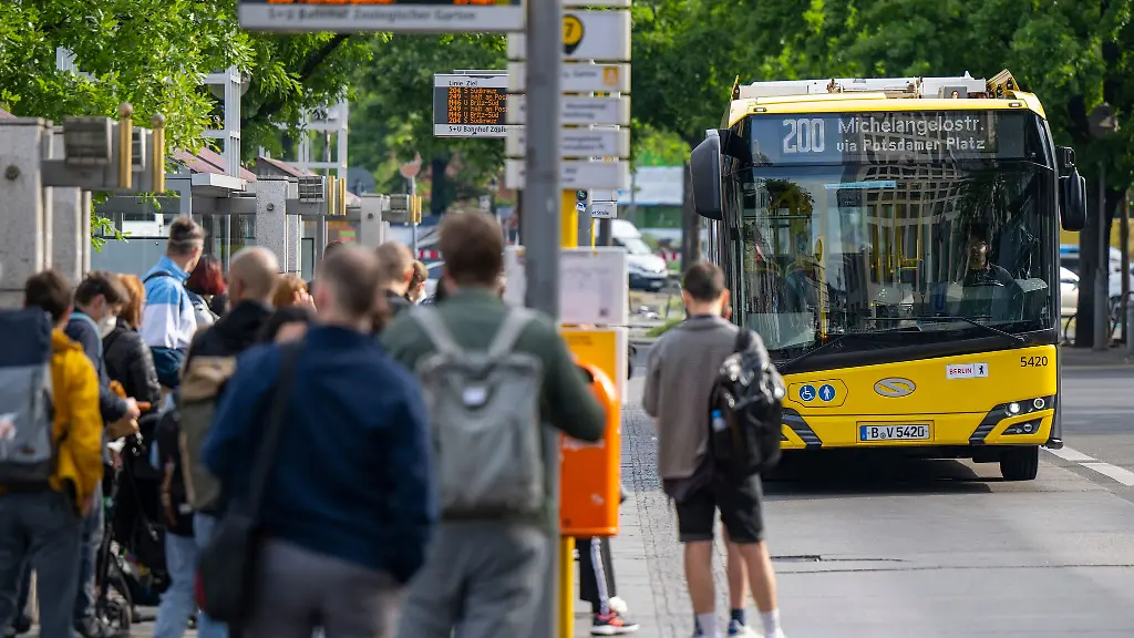 Aus-Personalmangel-faehrt-die-BVG-seit-Monaten-nicht-die-eigentlich-bestellen-Bus-Kilometer-und-das-wird-auch-noch-laenger-so-bleiben