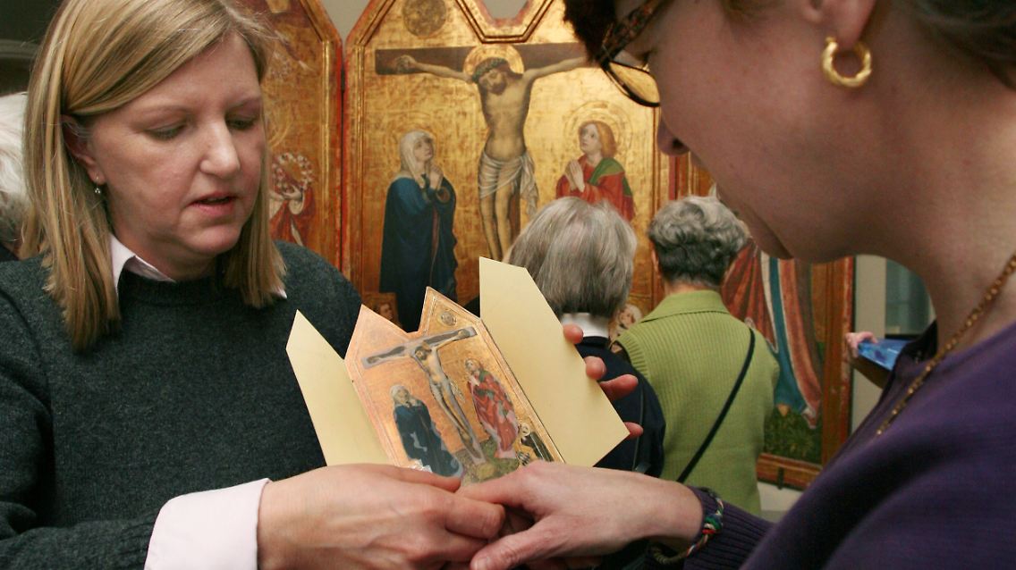 Evelyn Friedrich (l), Mitarbeiterin der Schlösserstiftung Berlin-Brandenburg, erklärt im Schloss Charlottenburg blinden Besuchern ...
