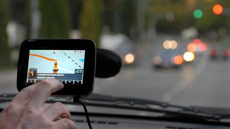 Lenkt zweifellos vom Verkehrsgeschehen ab: Navigationssysteme im Auto.