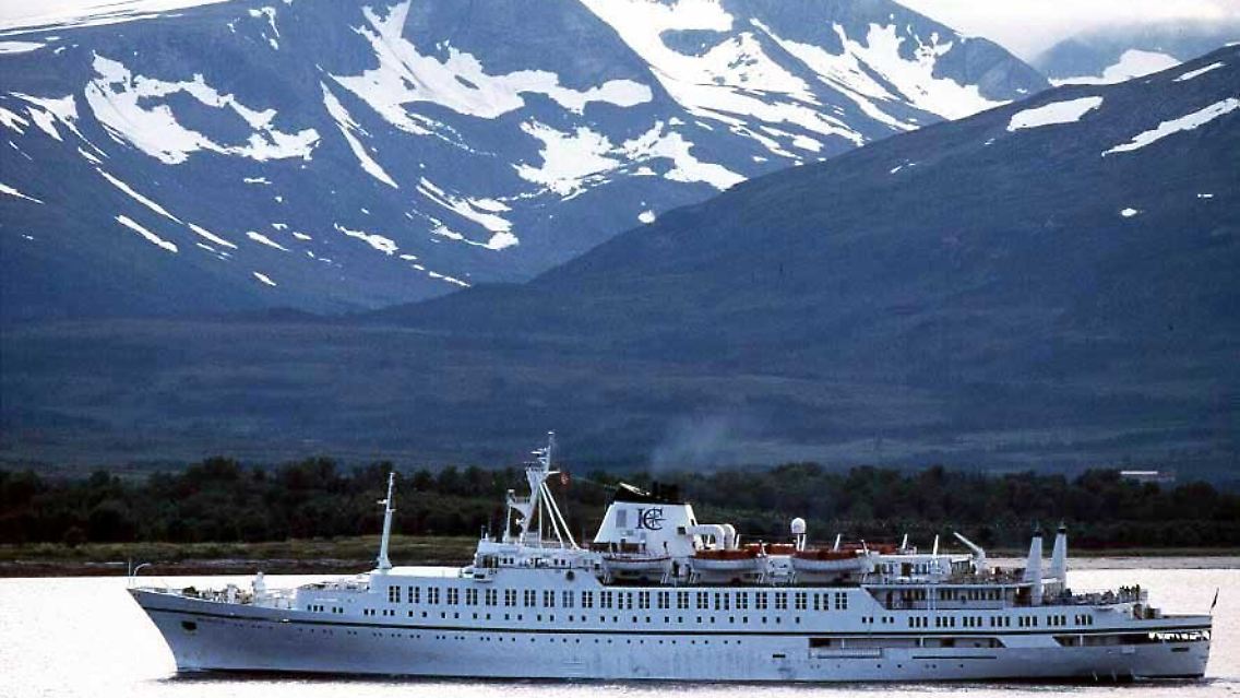 Kreuzfahrtschiff vor Tromsö.