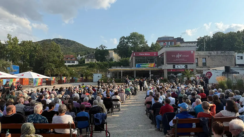 Alle-Plaetze-waren-voll-beim-Gedenken-im-Ahrtal